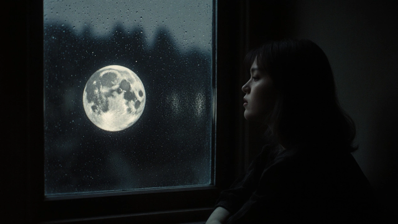Женщина у окна, её отражение — полная луна.