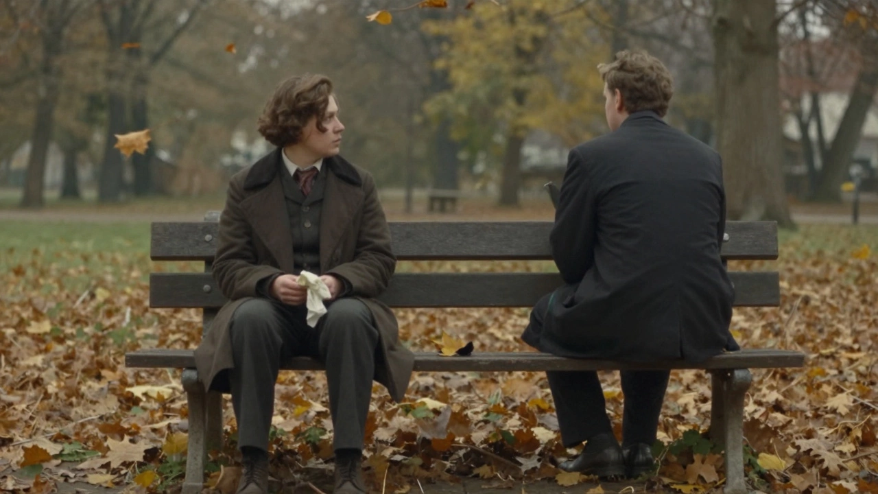 Два человека на скамейке в парке осенью, не смотрят друг на друга, листья падают.