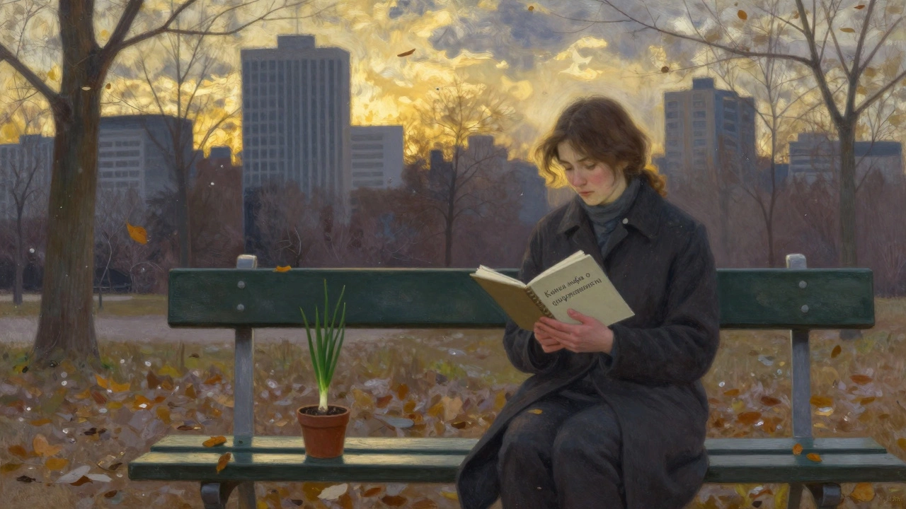 Женщина на скамейке в парке с горшком лука и книгой о продуктивности.