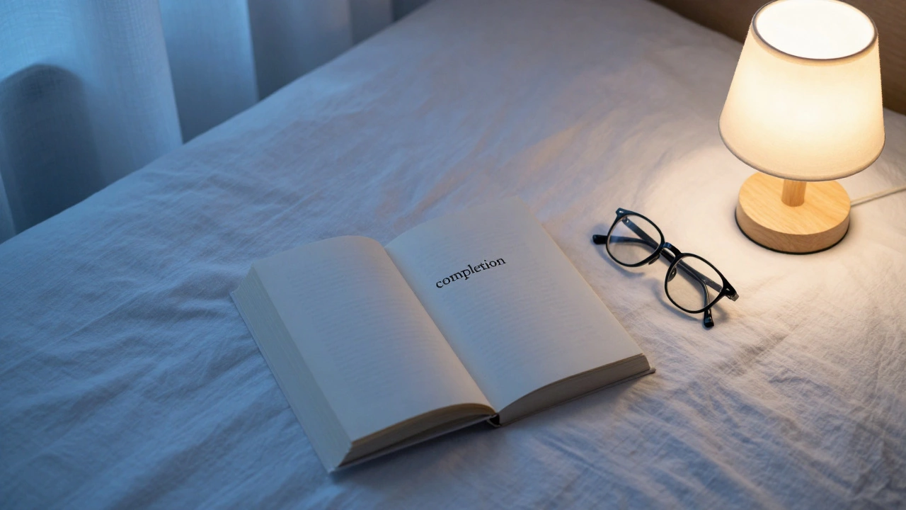 Закрытая книга и очки на постели в мягком вечернем свете